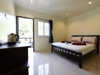 2 4 Kitty Guesthouse with jacuzzi in room
